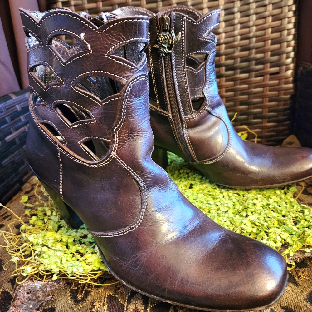 SIREN Mark Nason Chocolate Brown Ankle Cutouts 3" Leather Luxury Heels Boots 8